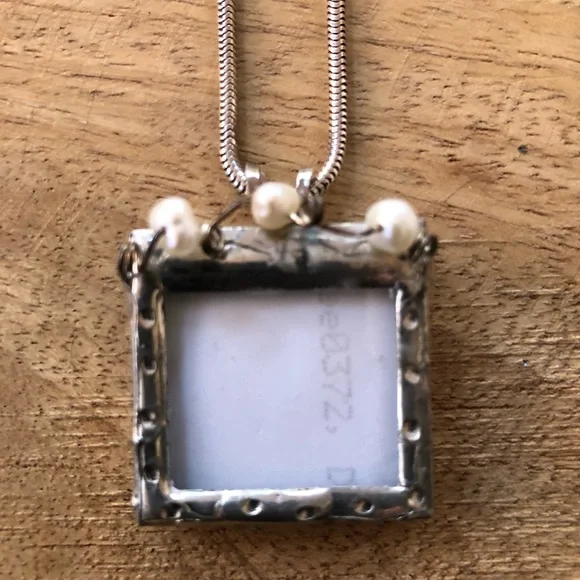 Picture frame pendant in etched silver with 3 little pearls across top - Picture 4 of 11